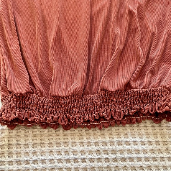 Green Envelopes Rust colored short sleeve blouse/top size small. - Picture 5 of 13